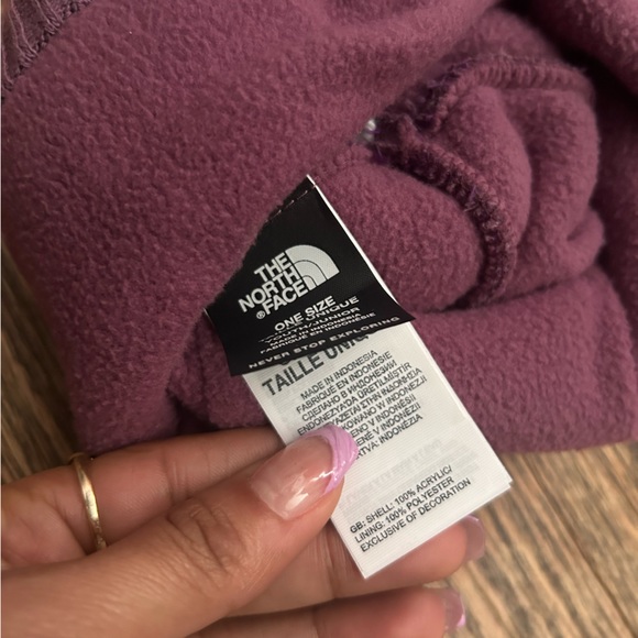 The North Face Logo Chevron Pom Beanie | North Face Beanie | Winter Accessories - Picture 4 of 9